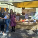 trois membres du comité étaient présentes sur le stand d'ÉpiFri au marché bio de septembre 2026
