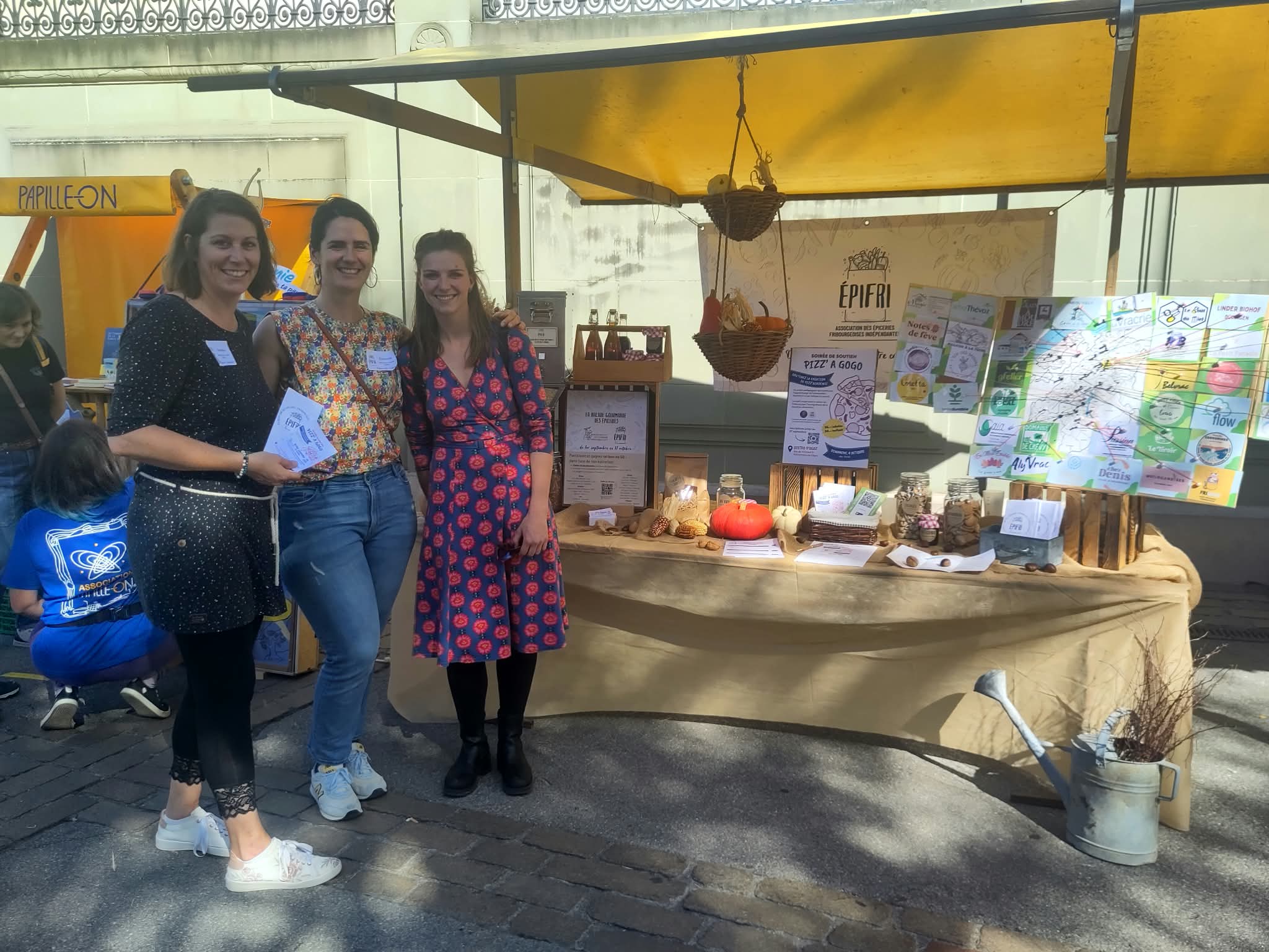 trois membres du comité étaient présentes sur le stand d'ÉpiFri au marché bio de septembre 2026